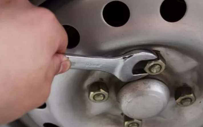 為什么螺絲釘都是順時針擰緊？